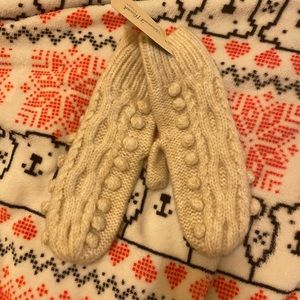 Universal Threads Mittens